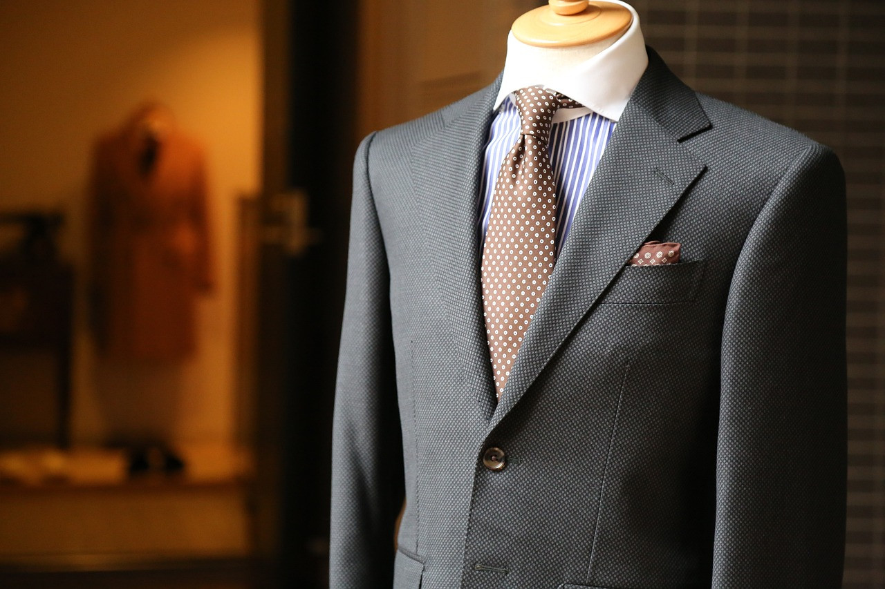 Choosing-the-right-suit-material-and-getting-the-right-alterations-for-your-suit